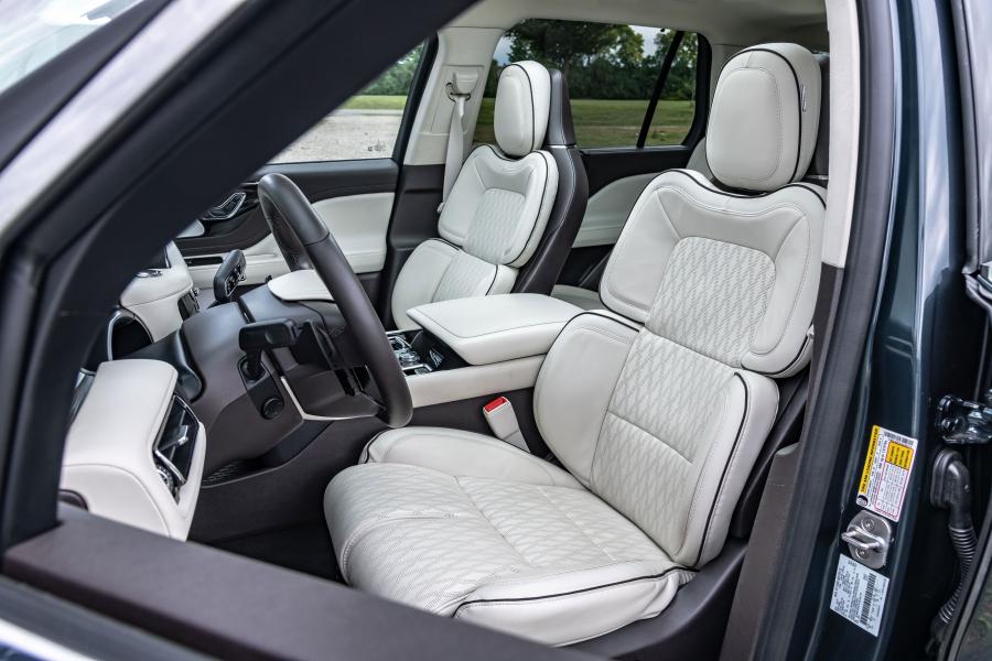 Интерьер Lincoln Aviator Black Label 2019 года  (фото 35 из 48)